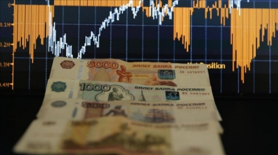 Ρωσία: Τα νοικοκυριά απέσυραν από τις τράπεζες πάνω από 2 τρις ρούβλια σε λίγες εβδομάδες