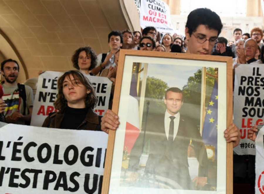 Σύνοδος G7: Διαδήλωση στους δρόμους της Μπαγιόν με πορτρέτα του Macron