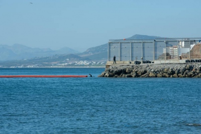 Πλωτό φράγμα στήνει η Ισπανία στη Ceuta, μετά το χάος με δεκάδες χιλιάδες μετανάστες