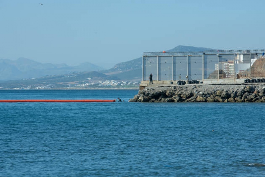 Πλωτό φράγμα στήνει η Ισπανία στη Ceuta, μετά το χάος με δεκάδες χιλιάδες μετανάστες