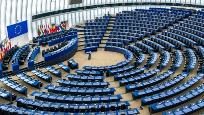 Ραγδαίες εξελίξεις: Η Ευρωβουλή μπλοκάρει την επικύρωση της εμπορικής συμφωνίας ΕΕ - ΗΠΑ