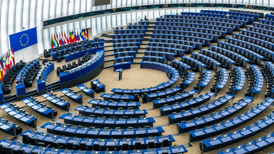 Ραγδαίες εξελίξεις: Η Ευρωβουλή μπλοκάρει την επικύρωση της εμπορικής συμφωνίας ΕΕ - ΗΠΑ