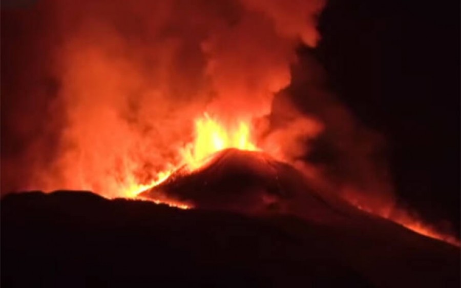 Αίτνα: Νέο σιντριβάνι λάβας φώτισε τον ουρανό της Σικελίας - Έντονη η ηφαιστειακή δραστηριότητα