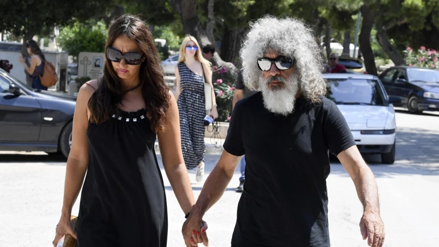 Αθώος ο Γιάννης Γιοκαρίνης – Βγήκε αγκαλιά με τη σύζυγό του από το δικαστήριο - «Ερωτική υπερχείλιση»