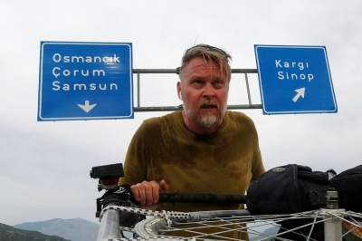 Στοιχημάτισε πριν από 30 χρόνια ότι θα διασχίσει τον κόσμο με τα πόδια, τώρα επιτέλους επέστρεψε σπίτι του