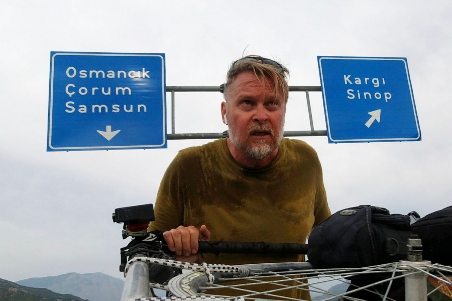 Στοιχημάτισε πριν από 30 χρόνια ότι θα διασχίσει τον κόσμο με τα πόδια, τώρα επιτέλους επέστρεψε σπίτι του