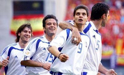 Όταν το γκολ του Χαριστέα στην Ισπανία άνοιξε διάπλατα τον δρόμο για τα νοκ-άουτ του Euro 2004