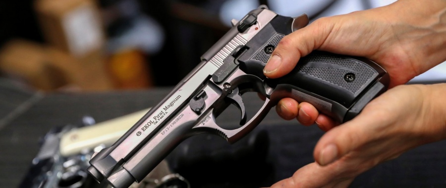 Οι Ούγγροι στήνονται στην ουρά για να αγοράσουν... όπλα - Φοβούνται κοινωνική αναταραχή λόγω κορωνοϊού