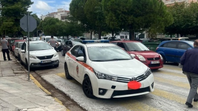 «Δάσκαλε που δίδασκες...» - Τροχονόμοι μοίραζαν κλήσεις για παράνομη στάθμευση στο Νέο Ηράκλειο, ενώ είχαν παρκάρει το περιπολικό σε... διάβαση