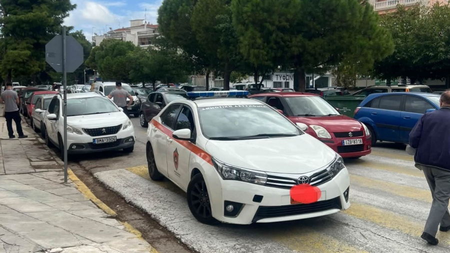 «Δάσκαλε που δίδασκες...» - Τροχονόμοι μοίραζαν κλήσεις για παράνομη στάθμευση στο Νέο Ηράκλειο, ενώ είχαν παρκάρει το περιπολικό σε... διάβαση
