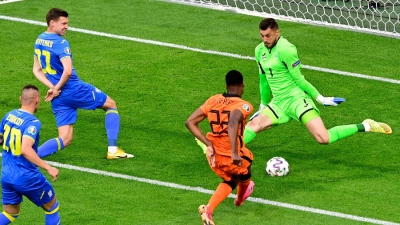 Ολλανδία – Ουκρανία: Το μεγάλο «στοπ» του Μπουσάν στο Ντούμφρις (video)