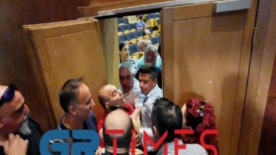 Χαμός στο δημοτικό συμβούλιο Καλαμαριάς - Σκηνές ξυλοδαρμού