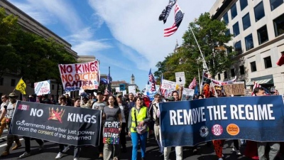 Επτά εκατομμύρια άνθρωποι διαδήλωσαν στις ΗΠΑ κατά των πολιτικών του Trump… με σύνθημα No Kings