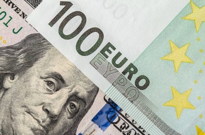 Σενάρια για απόλυτη ισοτιμία ευρώ - δολαρίου - Η «κούρσα» Fed και ΕΚΤ για τις μειώσεις επιτοκίων
