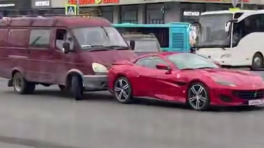Αυτό πόνεσε... Όταν ένα κόκκινο φορτηγάκι του 1994 τρακάρει μια κόκκινη Ferrari Portofino