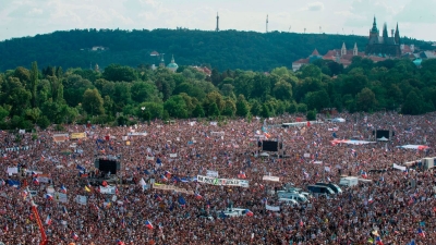 Τεράστια αντικυβερνητική διαδήλωση με χιλιάδες κόσμο στην Πράγα – Σαρώνουν ακρίβεια και τιμές ενέργειας