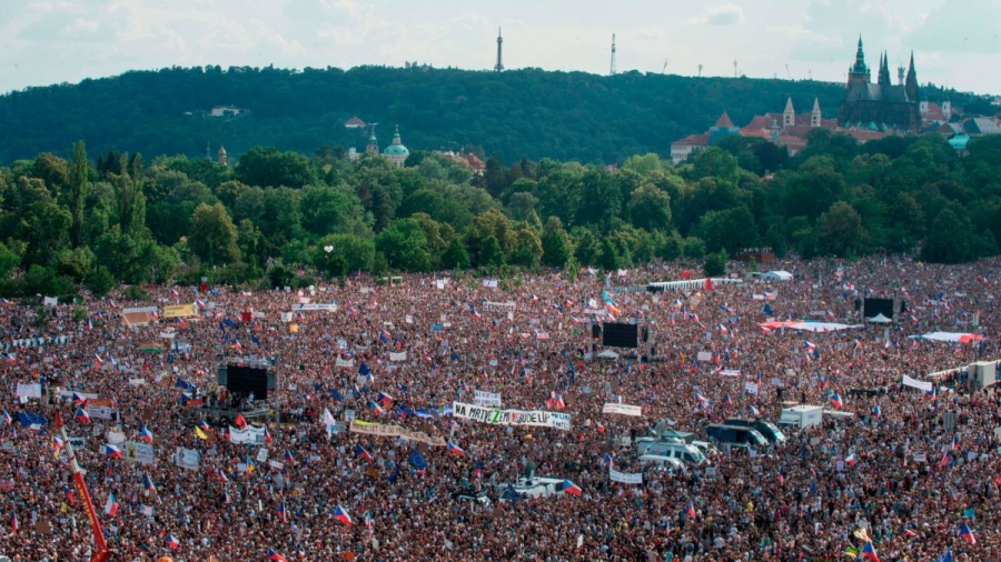 Τεράστια αντικυβερνητική διαδήλωση με χιλιάδες κόσμο στην Πράγα – Σαρώνουν ακρίβεια και τιμές ενέργειας