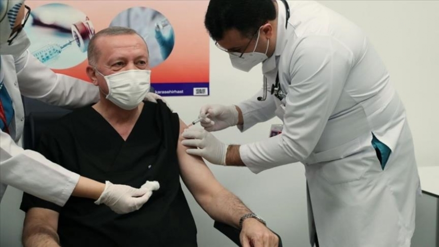 Τουρκία: Μπροστά στις κάμερες εμβολιάστηκε κατά του κορωνοϊού ο Erdogan