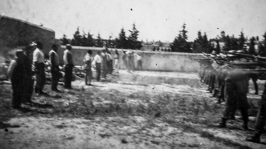 Ανατριχιαστικό ντοκουμέντο από την Καισαριανή - Η φωτογραφία από τη στιγμή της εκτέλεσης των 200