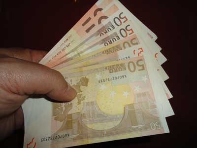Επιταγή ακρίβειας: Ποιοι είναι οι δικαιούχοι και πώς θα λάβουν το «δώρο» των 200 ευρώ