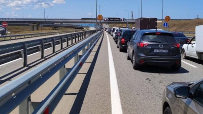 Ρώσοι παραθεριστές πηγαίνουν για διακοπές στην Κριμαία - Ουρές 13 χιλιομέτρων