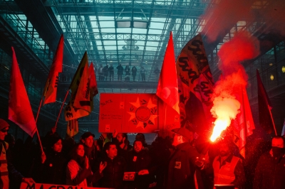 Φλέγεται και πάλι η Γαλλία –  Οργισμένοι διαδηλωτές και απεργοί εισέβαλαν στα κεντρικά γραφεία της BlackRock στο Παρίσι