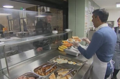 Απίστευτη γκάφα από τον Βρετανό πρωθυπουργό – Ρώτησε άστεγο εάν είναι... επιχειρηματίας