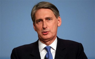 Hammond (Βρετανός ΥΠΟΙΚ): Επιτακτική ανάγκη να μειώσουμε τα επίπεδα χρέους