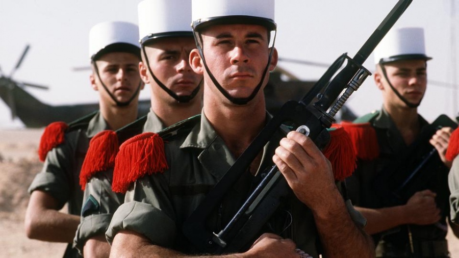 Φόβος μήπως γίνουν στόχος: Γάλλοι στρατηγοί επινόησαν έναν τρόπο να... εξαφανιστούν από το πεδίο της μάχης