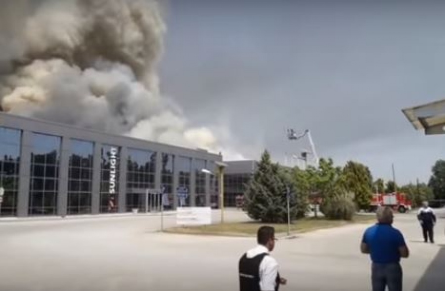 Μεγάλη φωτιά στο εργοστάσιο μπαταριών της Sunlight στην Ξάνθη