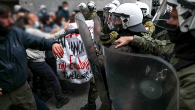 Επεισόδια στο Σύνταγμα σε συγκέντρωση συμπαράστασης στον Κουφοντίνα με χρήση δακρυγόνων και προσαγωγές