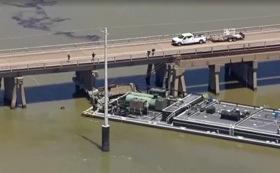 Φορτηγίδα έπεσε πάνω σε γέφυρα στο Τέξας  - Κατάσταση έκτακτης ανάγκης για διαρροή πετρελαίου στο νερό