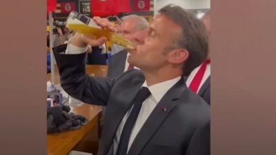 Γαλλία: Ο Macron ήπιε «μονορούφι» ένα μπουκάλι μπύρα