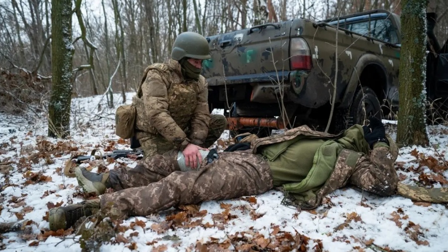 Φρίκη στο μέτωπο - Ουκρανοί στρατιώτες κόβουν μέλη νεκρών συμπολεμιστών τους για να αποδείξουν τον θάνατό τους