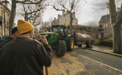 Επί ποδός πολέμου με μπλόκα οι Γάλλοι αγρότες για την κυβερνητική πολιτική μαζικής σφαγής αγελάδων