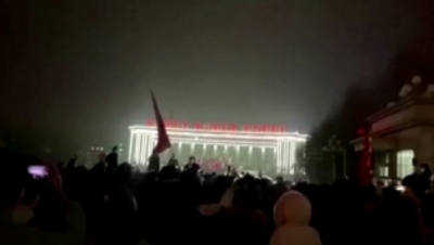 Πανικός στην Xinjiang (Κίνα): Τεράστιες διαδηλώσεις κατά του μεγαλύτερου και πιο απάνθρωπου lockdown στην ιστορία