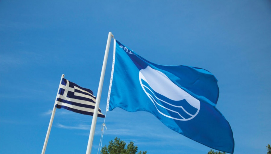 Δεκαεπτά ελληνικές ακτές χάνουν τις «Γαλάζιες σημαίες»