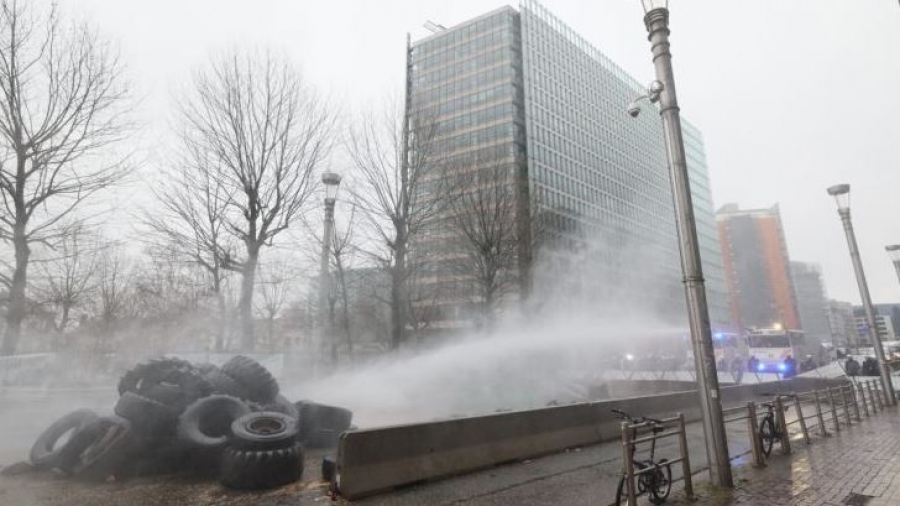 Η ώρα των αγροτών στις Βρυξέλλες, κινητοποιήσεις και επεισόδια - Με 19 προτάσεις στην ΚΑΠ ο Αυγενάκης στο Συμβούλιο  Υπουργών της ΕΕ