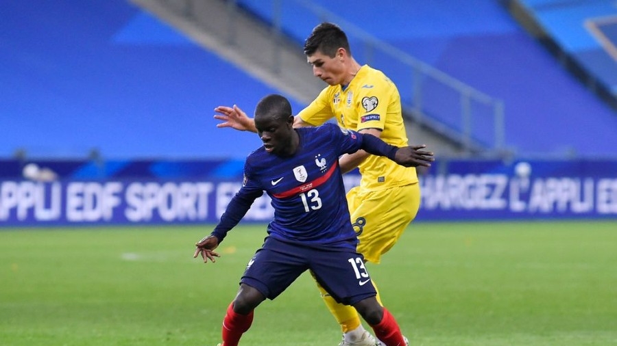 Μακρόν για Καντέ: «Παράδειγμα για τα παιδιά – αξίζει την “Χρυσή Μπάλα”»