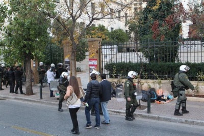 Κουκουλοφόροι βγήκαν από την ΑΣΟΕΕ και εισέβαλαν σε ΕΛΤΑ και τράπεζα στην οδό Πατησίων