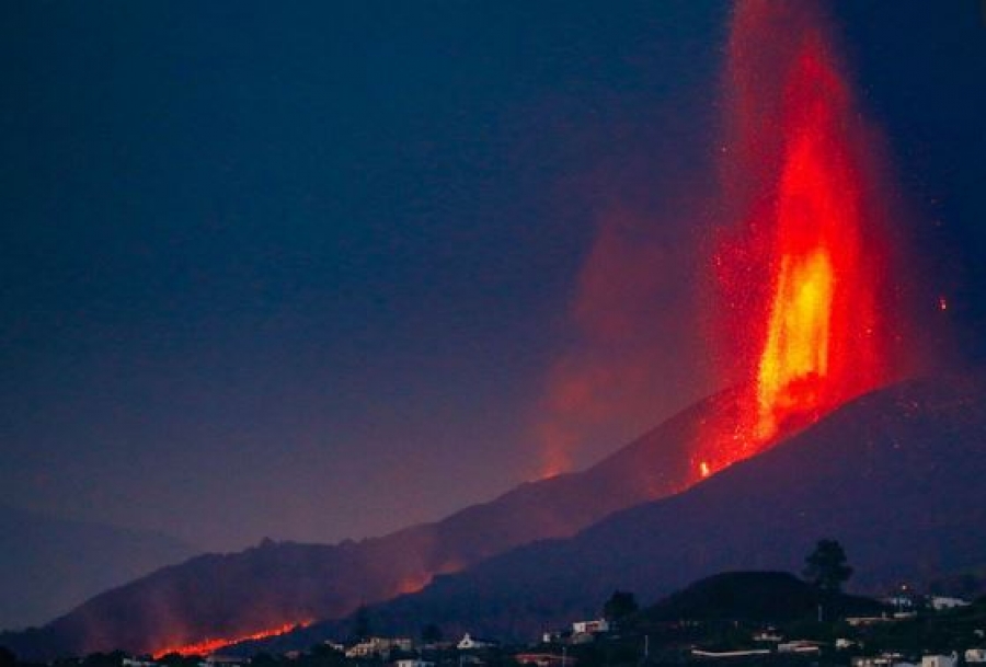 Εντυπωσιακή δραστηριότητα στο ηφαίστειο της La Palma - Εκτίναξη λάβας σε ύψος 500 μέτρων!