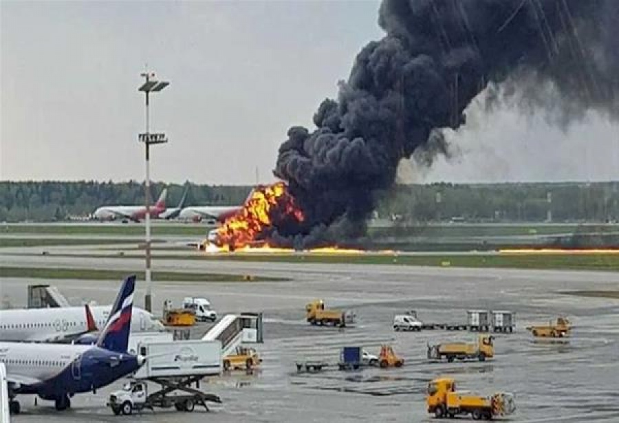 RT: 13 νεκροί και αγνοούμενοι από το φλεγόμενο αεροπλάνο στην Μόσχα