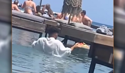 Παρέμβαση και του υπουργού Ναυτιλίας για τις εικόνες – ντροπής στη Ρόδο με τον σερβιτόρο στη θάλασσα