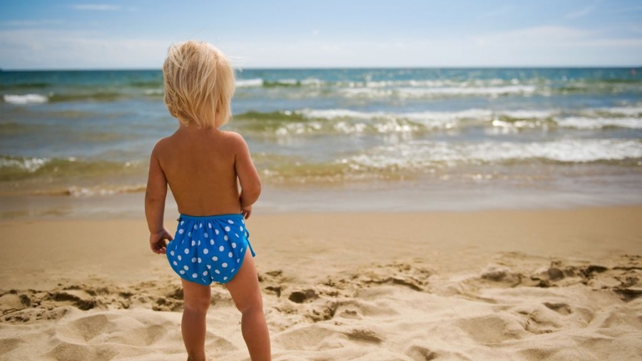 Πρόστιμα για όσους δεν επιβλέπουν τα παιδιά τους κατά το μπάνιο στη θάλασσα
