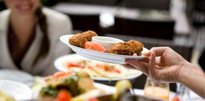 ΕΠΟΕΣ: Ο κορωνοϊός έριξε ήδη κατά 70% τον τζίρο εστιατορίων, cafe, fastfood