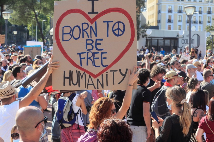 Ισπανία: Διαδηλώσεις στη Μαδρίτη κατά της επιβολής μερικής καραντίνας σε λαΐκές περιοχές