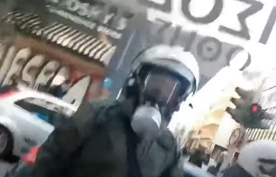 Εξάρχεια: Έρευνα για τον αστυνομικό που σπάει τζαμαρία και φωνάζει «είμαι τρελός»