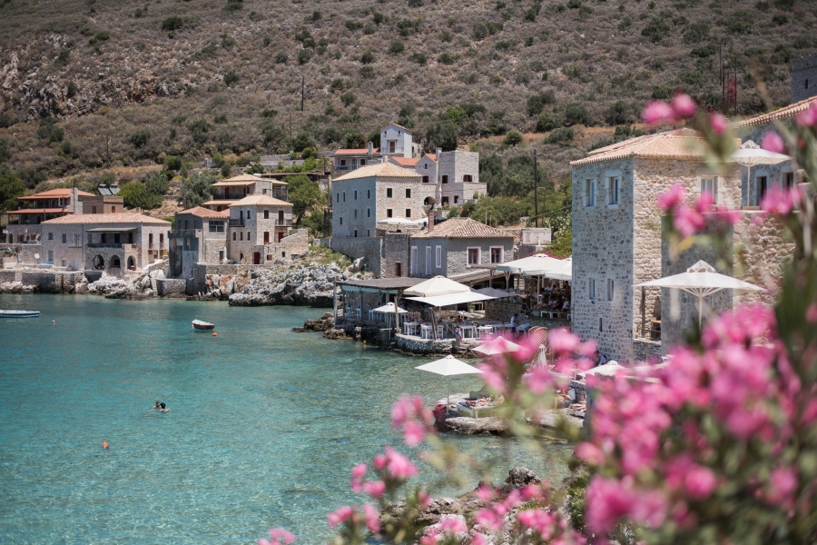 Πάσχα στη Μάνη: Η αυθεντική εμπειρία που πρέπει να ζήσεις τουλάχιστον μία φορά