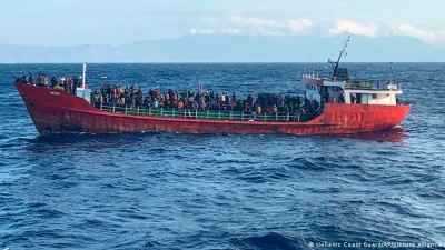 Γερμανικός Τύπος: Κόντρα Ελλάδας - Τουρκίας για το ακυβέρνητο πλοίο με 400 μετανάστες