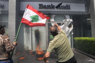 Λίβανος: Βανδαλισμοί διαδηλωτών σε τράπεζες